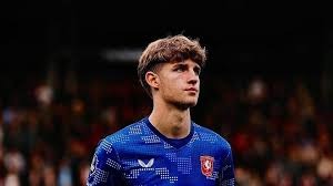 米兰跟队：米兰双雄探讨出售圣西罗冠名权，每年2000-3000万欧